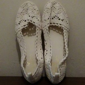 American Eagle Outfitters cream lace flats 8 1/2
